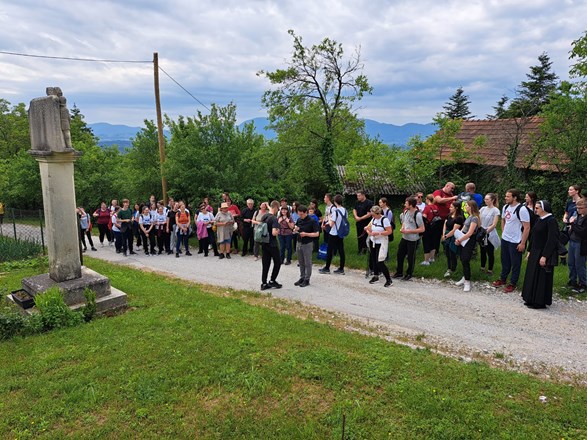 Mladi Varaždinske biskupije hodočastili Marijinim putom do kapele sv. Vuka